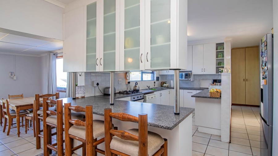 4 Bedroom Property for Sale in De Kelders Western Cape